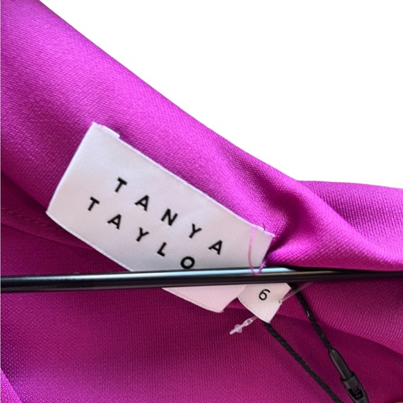 Tanya Taylor
Nami Gown size 6 - Picture 8 of 15